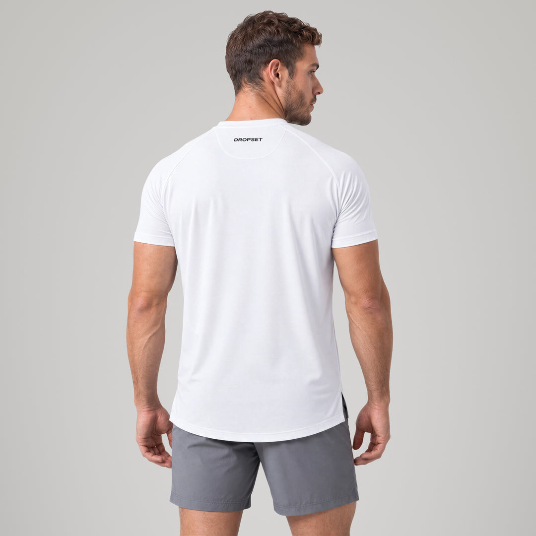 Performance Tee blanca de Dropset, vista de espalda con logo