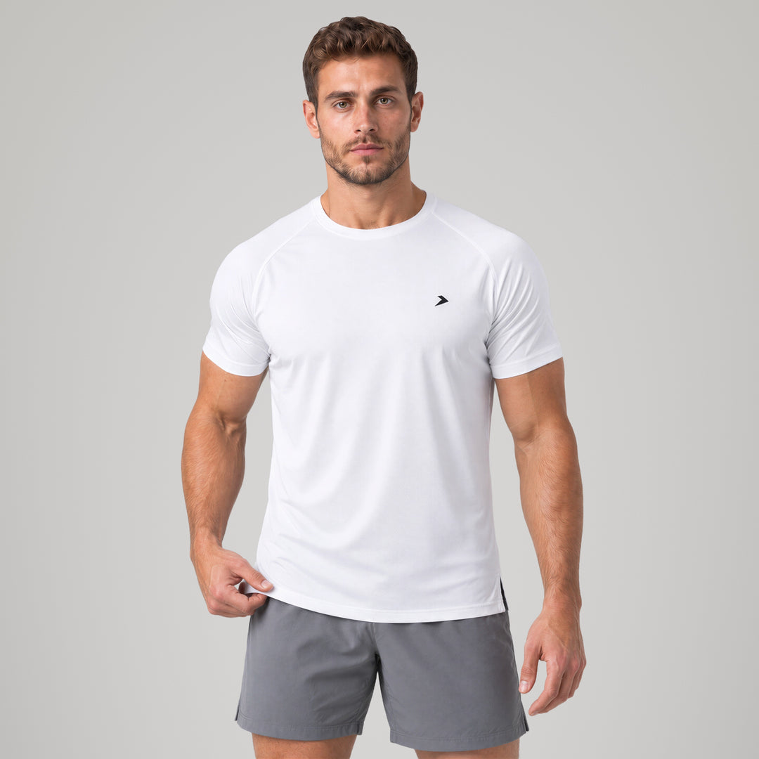 Performance Tee blanca de Dropset, de frente con la mano en el ruedo