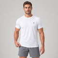 Performance Tee blanca de Dropset, de frente con la mano en el ruedo