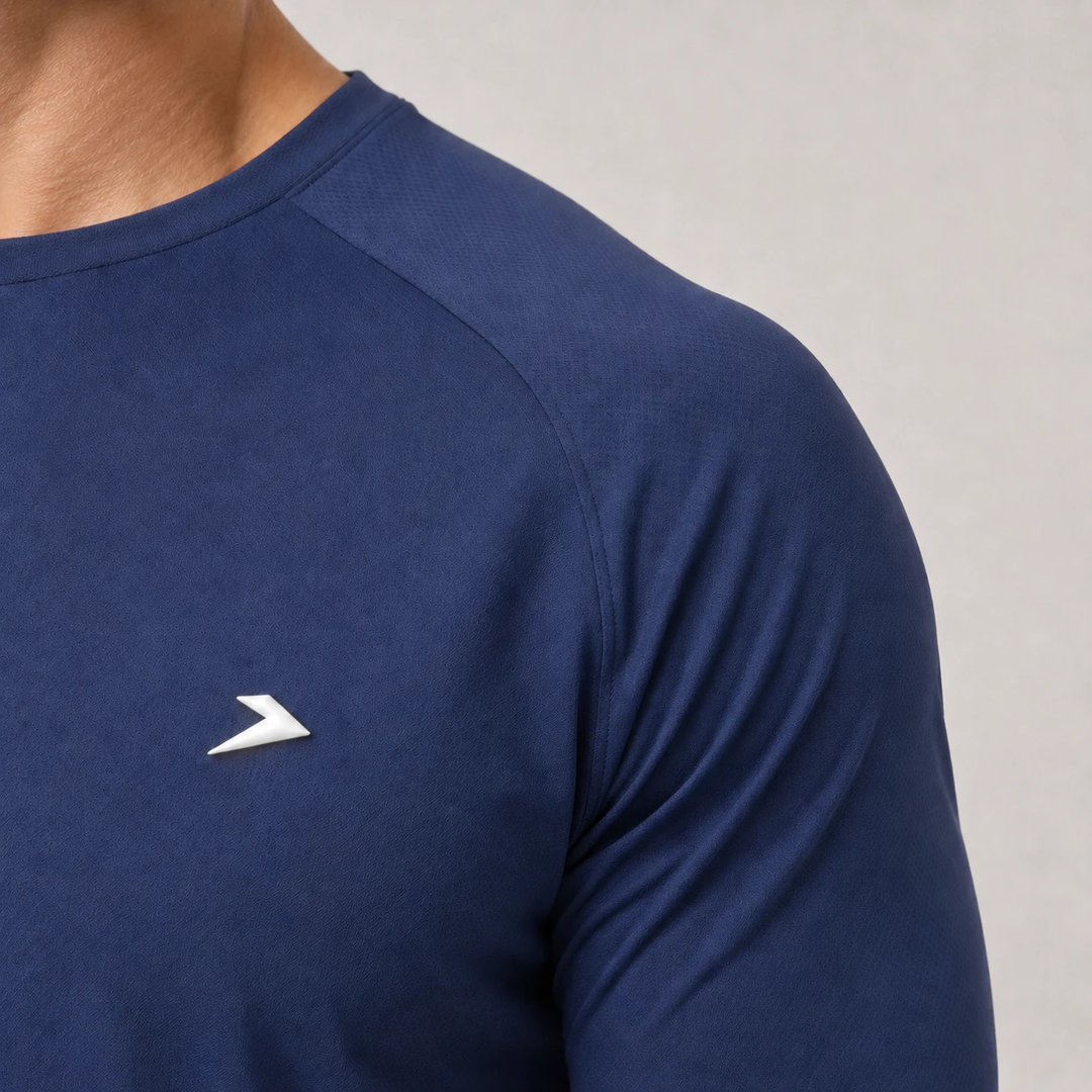 Performance Tee azul marino de Dropset, detalle del pecho con logo en silicona