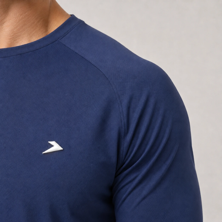 Performance Tee azul marino de Dropset, detalle del pecho con logo en silicona
