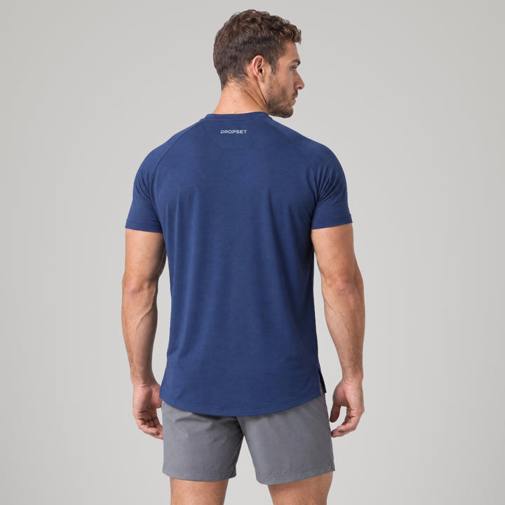 Performance Tee azul marino de Dropset, vista de espalda con logo y costura bordada