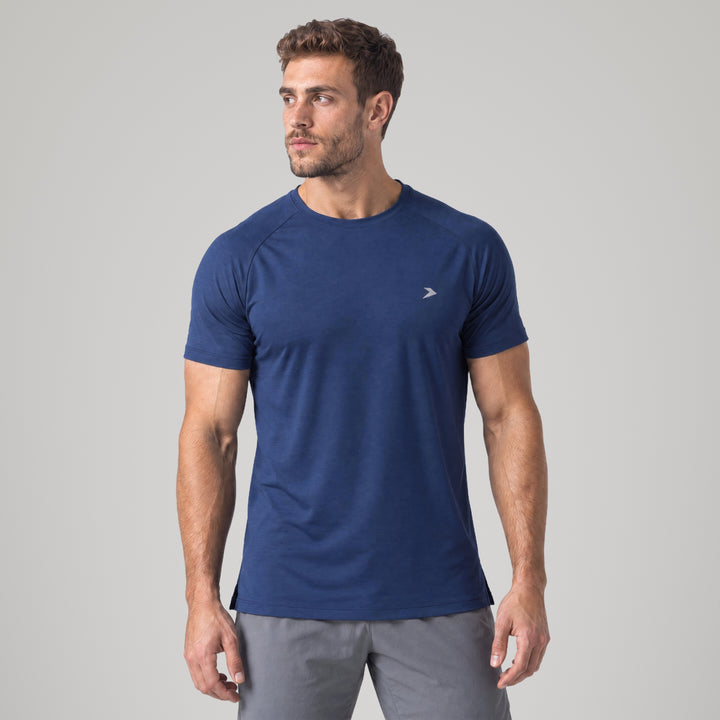 Performance Tee azul marino de Dropset, de frente mirando hacia un lado