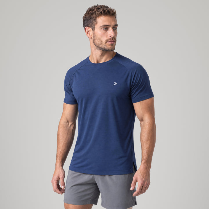 Performance Tee azul marino de Dropset, vista tres cuartos con manga raglán