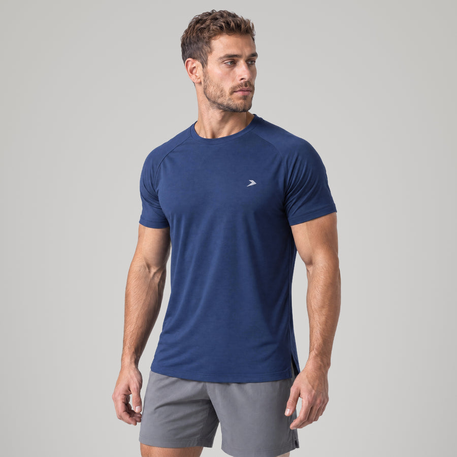 Performance Tee azul marino de Dropset, vista tres cuartos con manga raglán