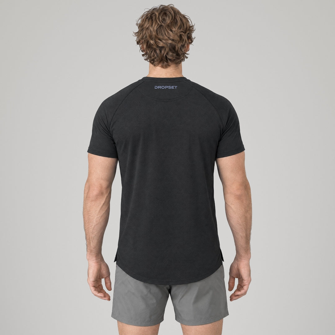 Performance Tee Onyx de Dropset, vista de espalda con logo