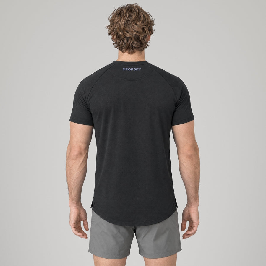 Performance Tee Onyx de Dropset, vista de espalda con logo