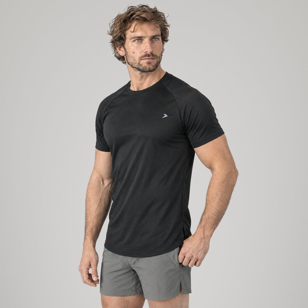 Performance Tee Onyx de Dropset, vista tres cuartos con manga raglán