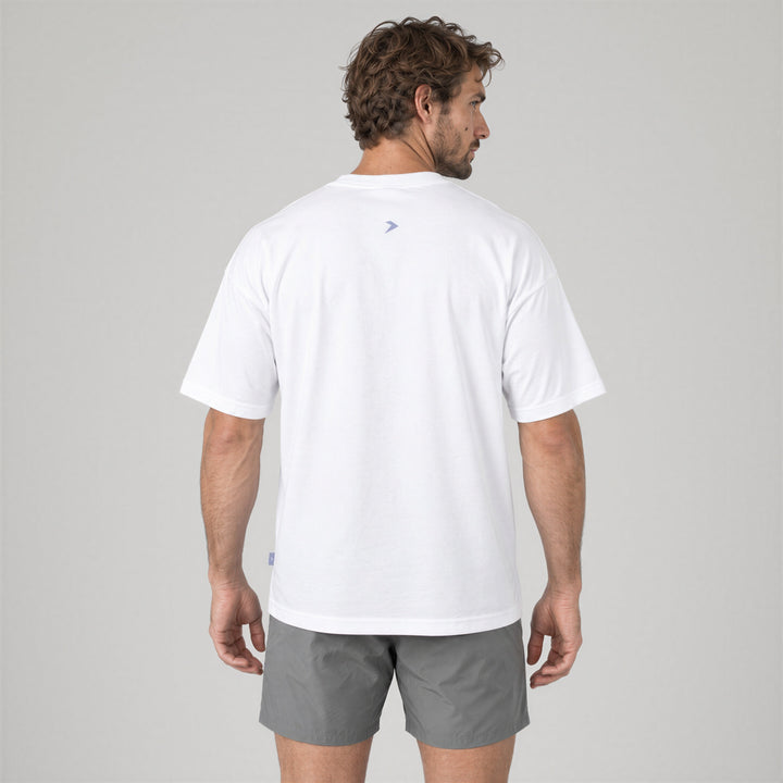 Oversize Tee blanca de Dropset, vista de espalda con la flecha bajo el cuello