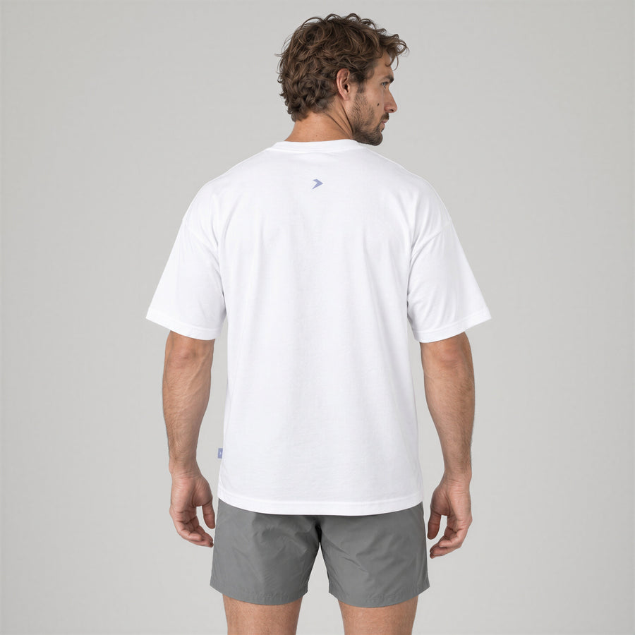 Oversize Tee blanca de Dropset, vista de espalda con la flecha bajo el cuello