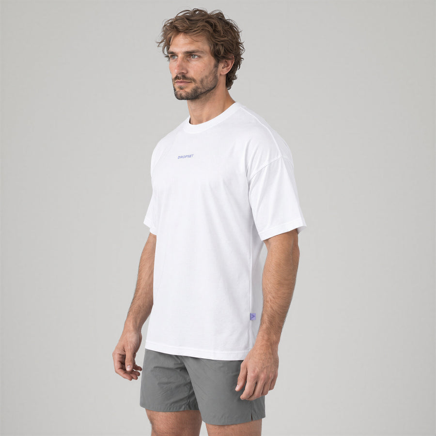 Oversize Tee blanca de Dropset, vista tres cuartos con la etiqueta lateral