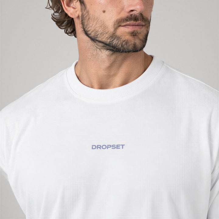 Oversize Tee blanca de Dropset, detalle del logo DROPSET en el pecho