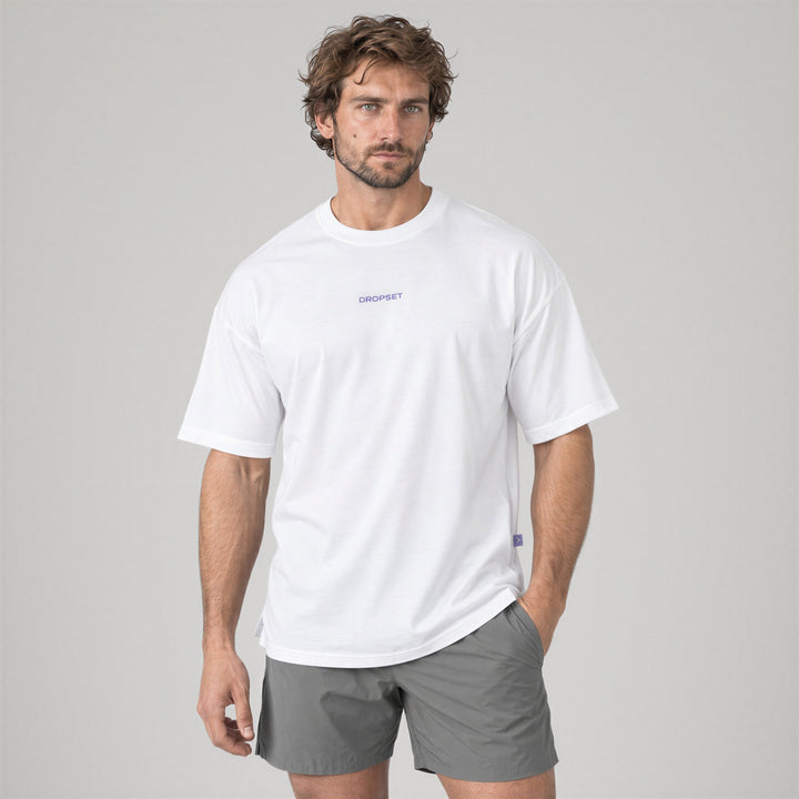 Oversize Tee blanca de Dropset, de frente con la mano en el bolsillo
